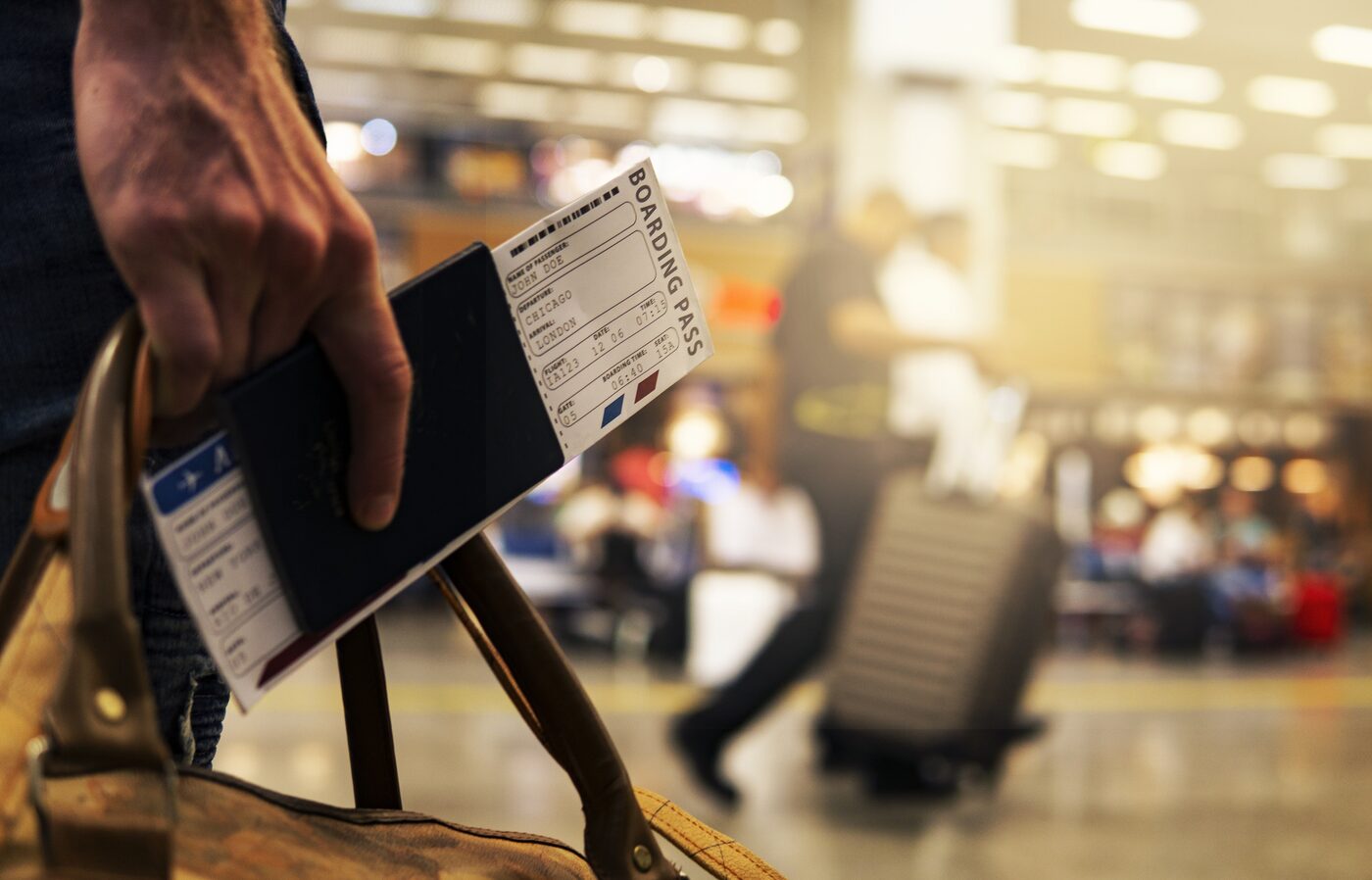 Viaggiatore d'affari in aeroporto con carta d'imbarco e passaporto