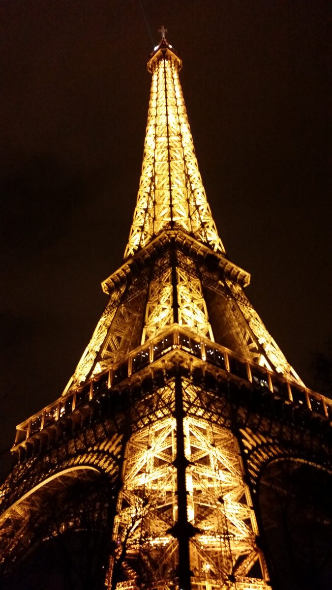 La Tour Eiffel illuminata di notte a Parigi