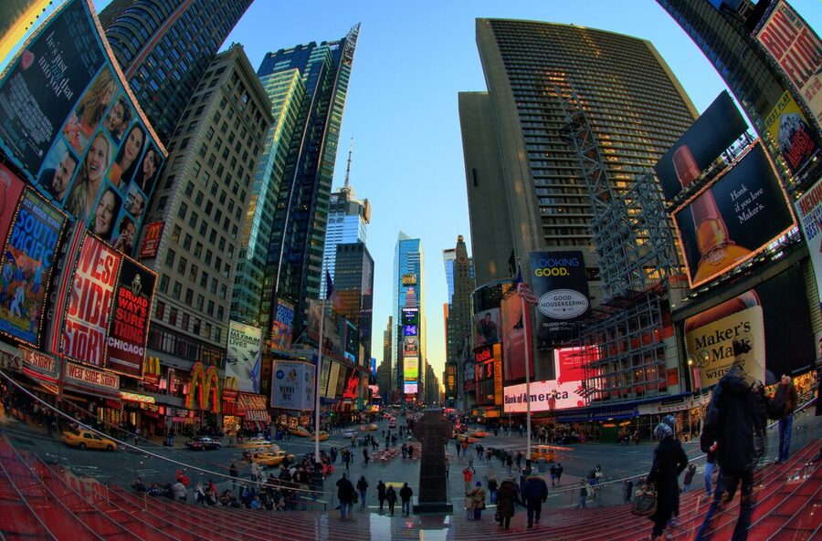 Times Square a New York illuminata dalle insegne luminose
